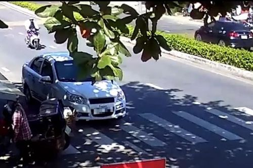 Nóng trên đường: Xe tập lái xuất phát ngáo ngơ, 'hạ gục' xe máy