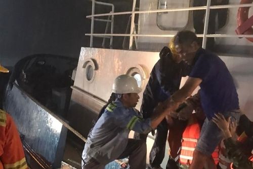 2 thuyền viên được cứu sống sau nhiều giờ lênh đênh trên biển