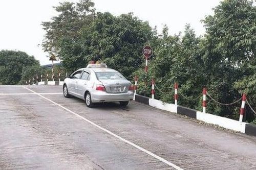 Xử lý thế nào khi xe số sàn chết máy lúc lên dốc?