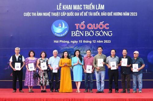 Khai mạc và Triển lãm ảnh nghệ thuật cấp Quốc gia 'Tổ quốc bên bờ sóng'