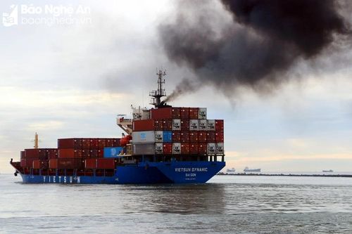 Từ 1/1/2024, Nghệ An tiếp nhận hồ sơ chính sách hỗ trợ tàu hàng container tại cảng Cửa Lò