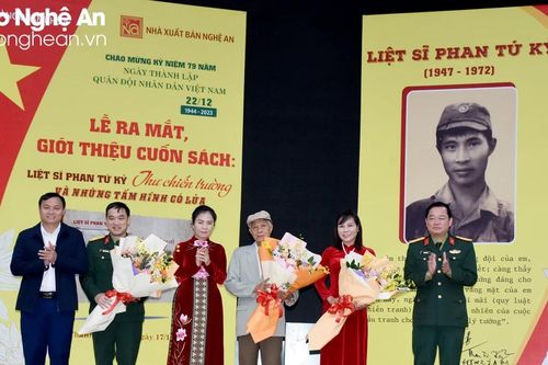 Ra mắt cuốn sách 'Liệt sĩ Phan Tứ Kỷ - Thư chiến trường và những tấm hình có lửa'