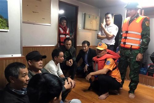 Vụ chìm tàu ở Thừa Thiên - Huế: Hai thuyền viên mất tích đã được cứu vớt, đưa vào bờ an toàn