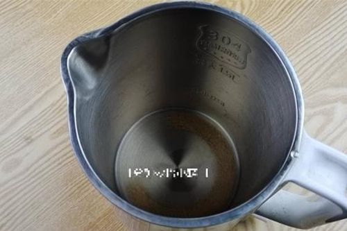 Dù lớp cặn của ấm siêu tốc dày hay cứng đến đâu, chỉ cần một thao tác đơn giản, lớp cặn sẽ tự động rơi ra, tiện lợi và tiết kiệm chi phí
