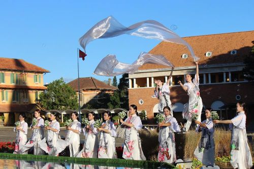 Trình diễn hơn 200 trang phục lụa Bảo Lộc tôn vinh cảnh đẹp Đà Lạt