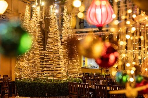 Độc đáo những cây thông Noel làm bằng tre, hạc giấy ở Hà Nội