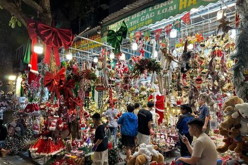 Thị trường Giáng sinh 2023: Thông tươi, tùng thơm lên ngôi, nhiều quà tặng độc đáo hút khách