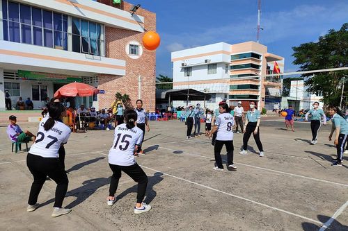 Nữ công nhân, viên chức Phú Tân thi đấu bóng chuyền hơi chào mừng kỷ niệm thành lập huyện