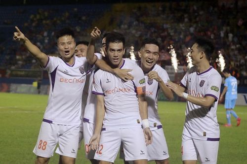 V.League: Ngôi đầu đổi chủ ngoạn mục