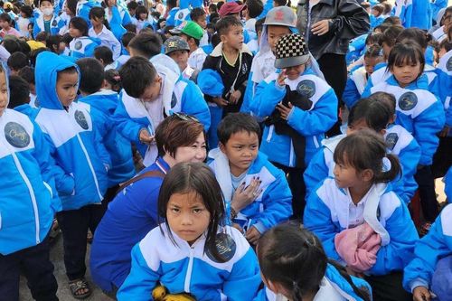 Tặng áo ấm cho hơn 1.200 học sinh xã Đak Tơ Ver và Hà Tây