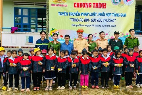 Tặng 560 phần quà cho học sinh ở xã Đak Pling