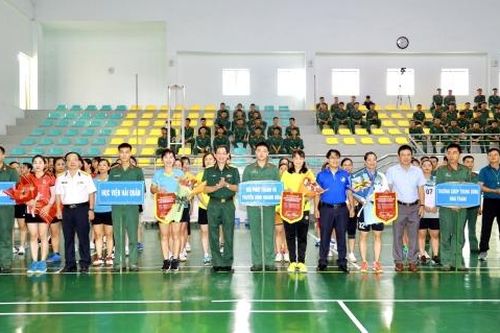 Giao lưu bóng chuyền hơi nữ chào mừng kỷ niệm 79 năm Ngày Thành lập Quân đội Nhân dân Việt Nam