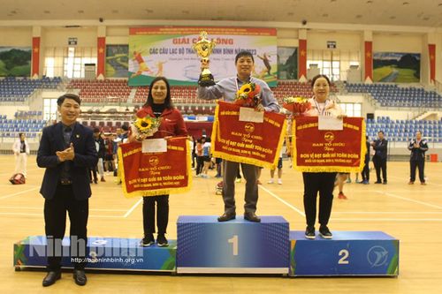 Trao thưởng Giải cầu lông các CLB thành phố Ninh Bình năm 2023