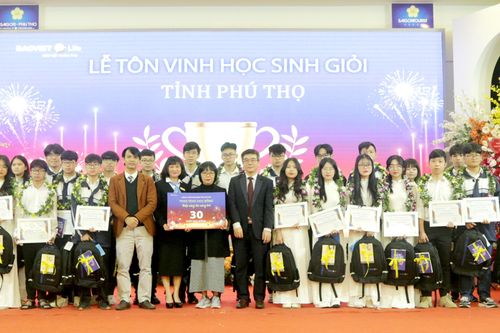Trao 30 suất học bổng cho học sinh xuất sắc, đạt thành tích cao