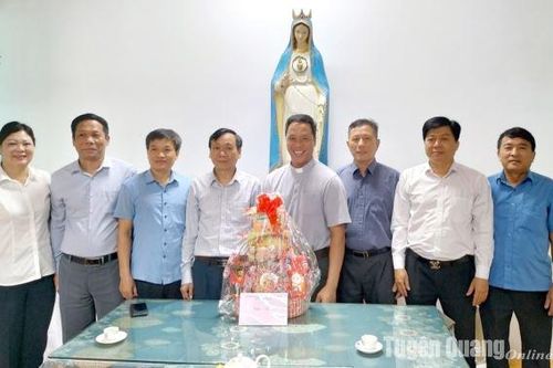 Lãnh đạo Ban Dân vận Tỉnh ủy, Ủy ban MTTQ tỉnh thăm, tặng quà nhân dịp Lễ Giáng sinh