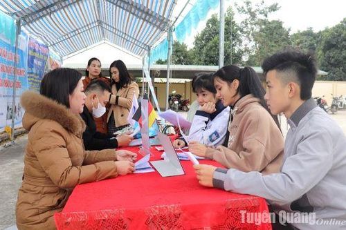 Hơn 300 học sinh, đoàn viên, người lao động tham gia phiên giao dịch việc làm huyện Yên Sơn
