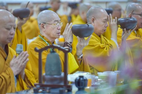 Chư Tăng thực hiện nghi thức Quá đường trong Khóa huân tu tập trung tại Việt Nam Quốc Tự