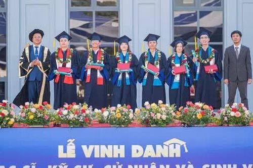 Lễ vinh danh tân phó giáo sư, thạc sĩ, kỹ sư, cử nhân và sinh viên ưu tú UTH năm 2023