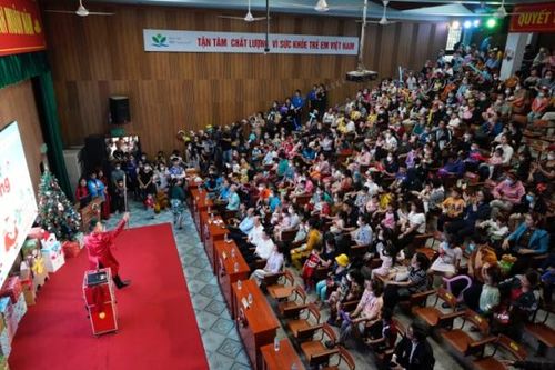 Giáng sinh sớm mang niềm vui và hy vọng cho các bệnh nhi