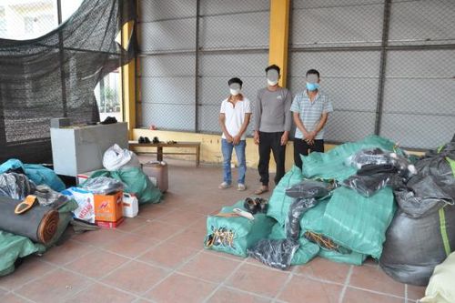Phát hiện 2 cơ sở sản xuất trái phép giầy quân đội