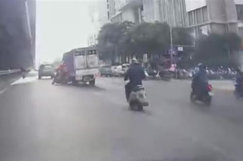 Tài xế xe tải tạt đầu, chèn ngã hai người đi xe máy rồi bỏ đi