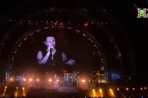 Maroon 5 'cháy' hết mình với khán giả Việt