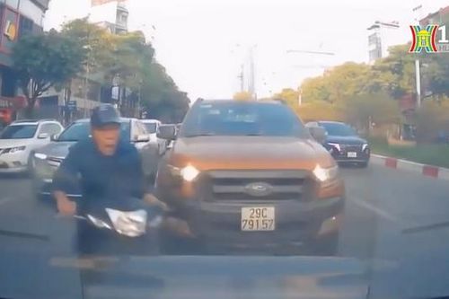 Đi kiểu 'khôn lỏi', xe máy bị hai ô tô kẹp giữa