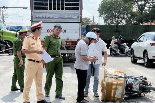 Thanh niên chở theo thùng hàng bị xe tải cán tử vong ở ngã tư