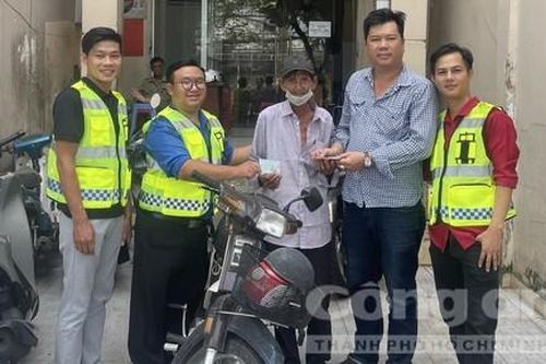 Tổ tuần tra nhân dân Phường 18, Quận 4 quyên góp giúp bác tài xe ôm bị cướp