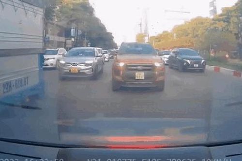 Đi kiểu khôn lỏi trên đường, xe máy bị hai ô tô 'kẹp bánh mì'