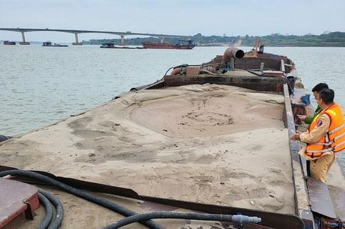 Cảnh sát giao thông bắt vụ hút cát trái phép trên sông Hồng