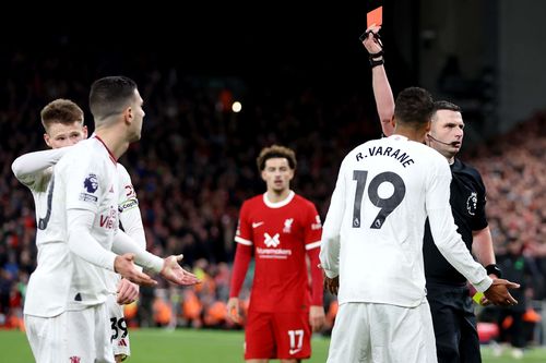Vì sao Dalot phải nhận thẻ đỏ trận MU hòa Liverpool?