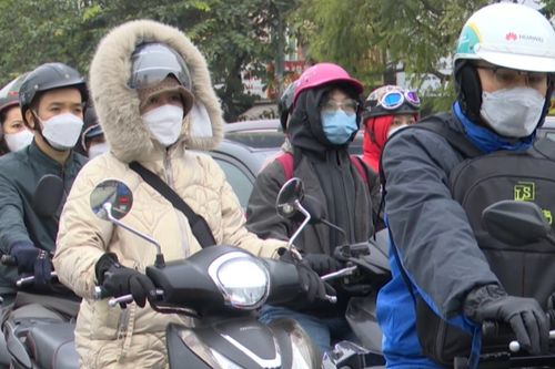 Người dân chật vật đi làm trong giá rét sáng đầu tuần