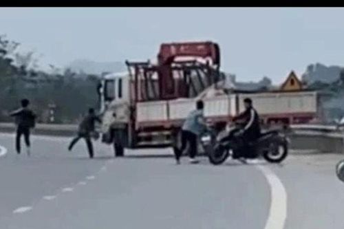 Triệu tập nhóm thanh niên cầm hung khí đập xe trên quốc lộ