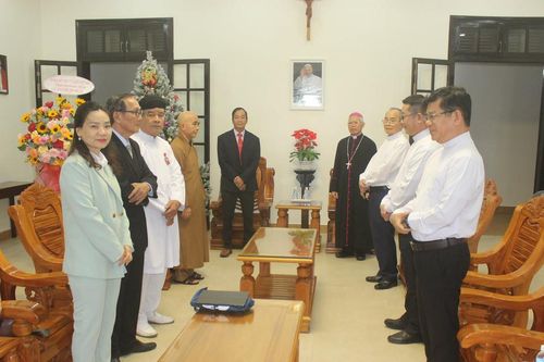 Lãnh đạo Mặt trận tỉnh Khánh Hòa thăm và tặng quà chúc mừng Giáng sinh các cơ sở tôn giáo