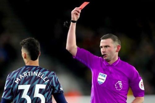 Trọng tài đuổi Dalot từng khiến Arsenal bức xúc