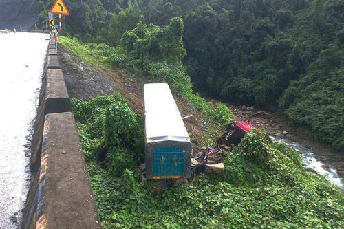 Xe đầu kéo rơi xuống vực sâu, 2 người bị thương