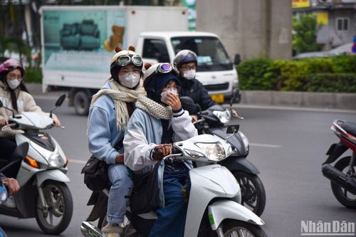 Người dân Hà Nội kín như bưng di chuyển trong ngày rét lạnh đầu tuần