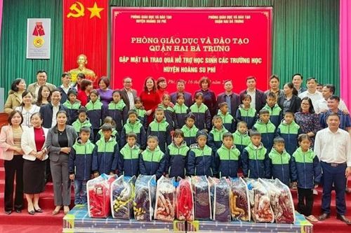 Giáo viên Hà Nội dạy học trực tuyến cho học sinh vùng cao
