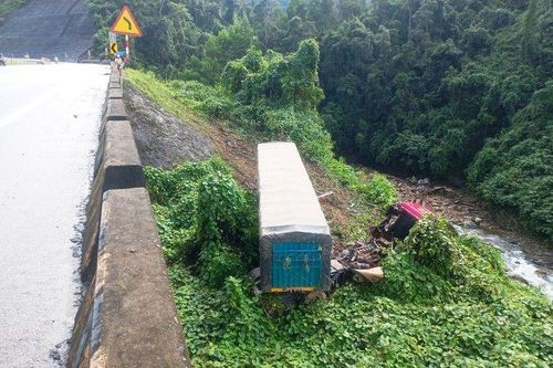 Xe đầu kéo đâm gãy hệ thống lan can cao tốc, lao xuống vực khiến hai người bị thương