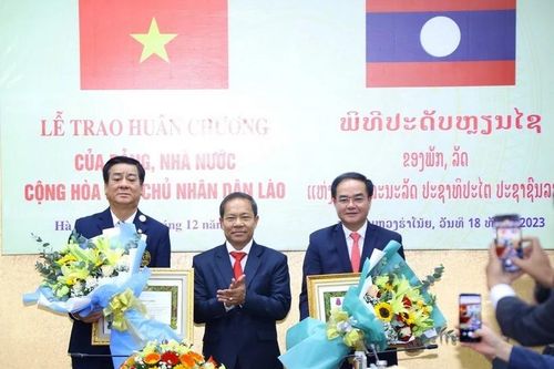 Trao Huân chương của Đảng và Nhà nước Lào tặng cán bộ Ủy ban Dân tộc và Ban Tôn giáo Chính phủ