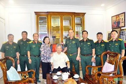 Bộ tư lệnh TP Hồ Chí Minh thăm, chúc sức khỏe Thượng tướng Phan Trung Kiên