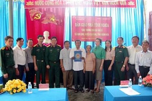 Bàn giao nhà tình nghĩa, thăm, tặng quà gia đình chính sách