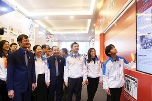 Khai mạc triển lãm 'Sinh viên Việt Nam - Kiến tạo tương lai, dựng xây đất nước'