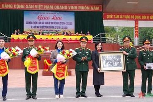 Giao lưu văn hóa văn nghệ, thể thao, tặng quà đối tượng chính sách