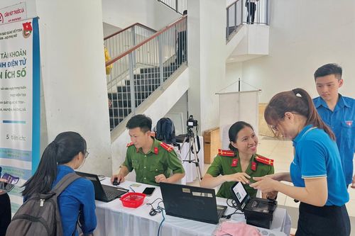 Tuổi trẻ Công an TP Đà Nẵng gần dân