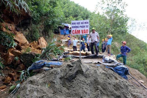 Dùng thuốc nổ đánh sập 7 hầm lò tại mỏ vàng Bồng Miêu