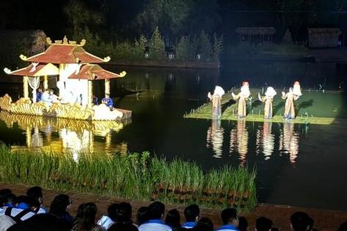 Đại biểu sinh viên thích thú trải nghiệm chương trình nghệ thuật Tinh hoa Bắc Bộ