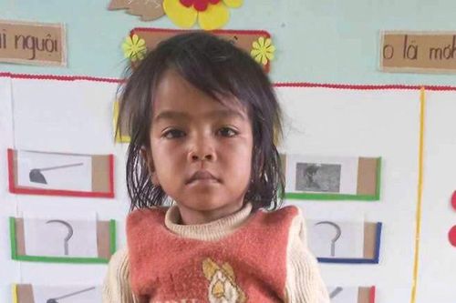 Cháu bé Xơ Đăng với đôi chân tật nguyền