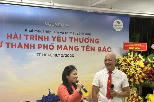 Nhiếp ảnh gia Nguyễn Á với triển lãm ảnh 'Hải trình yêu thương từ Thành phố mang tên Bác'